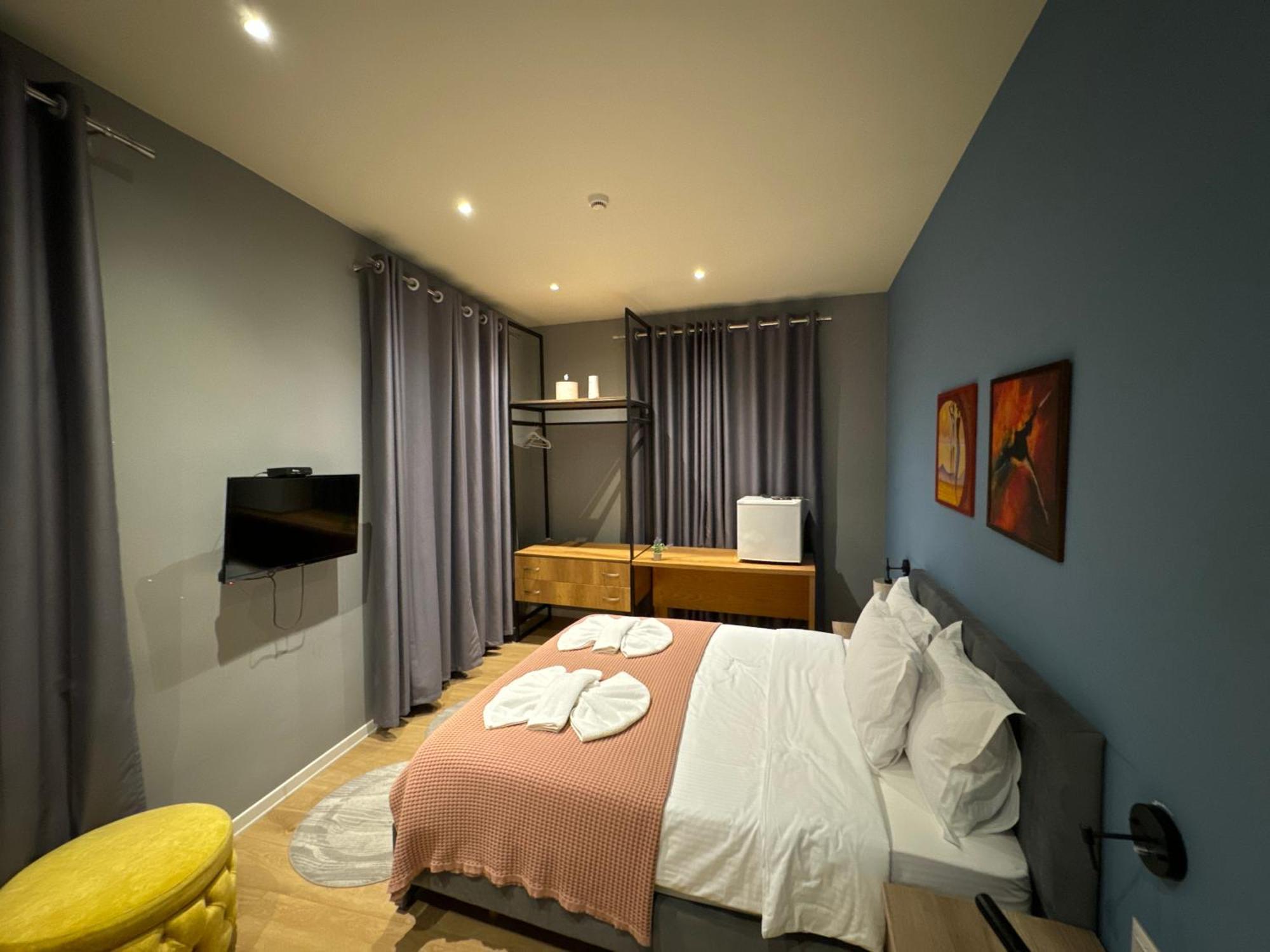 Hotel Tirona ติรานา ภายนอก รูปภาพ