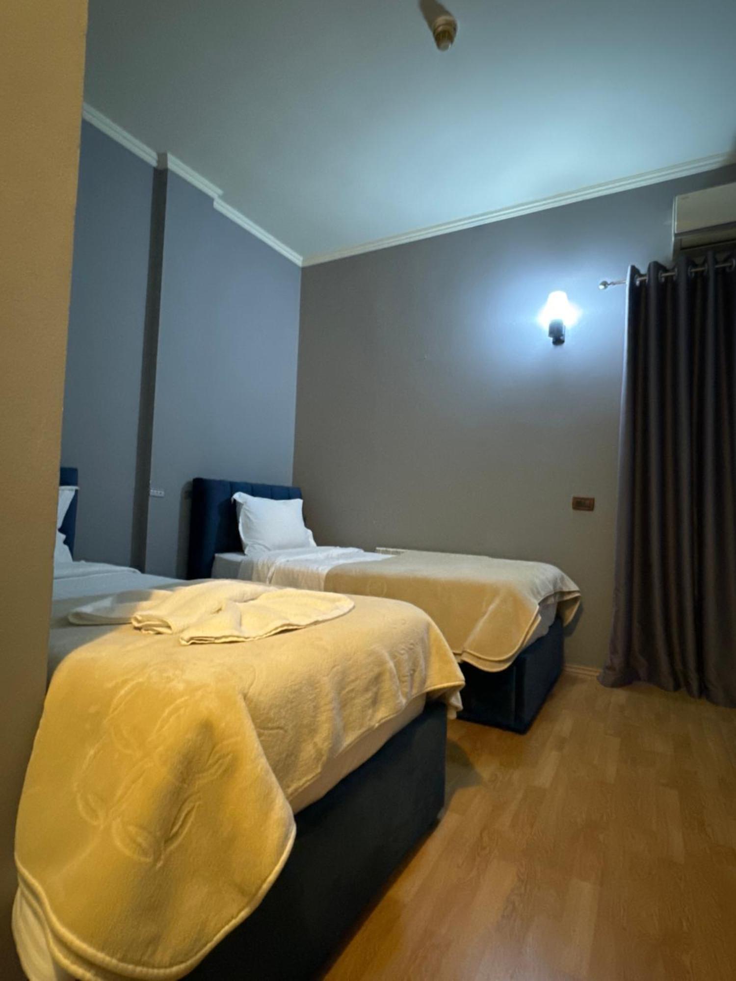 Hotel Tirona ติรานา ภายนอก รูปภาพ