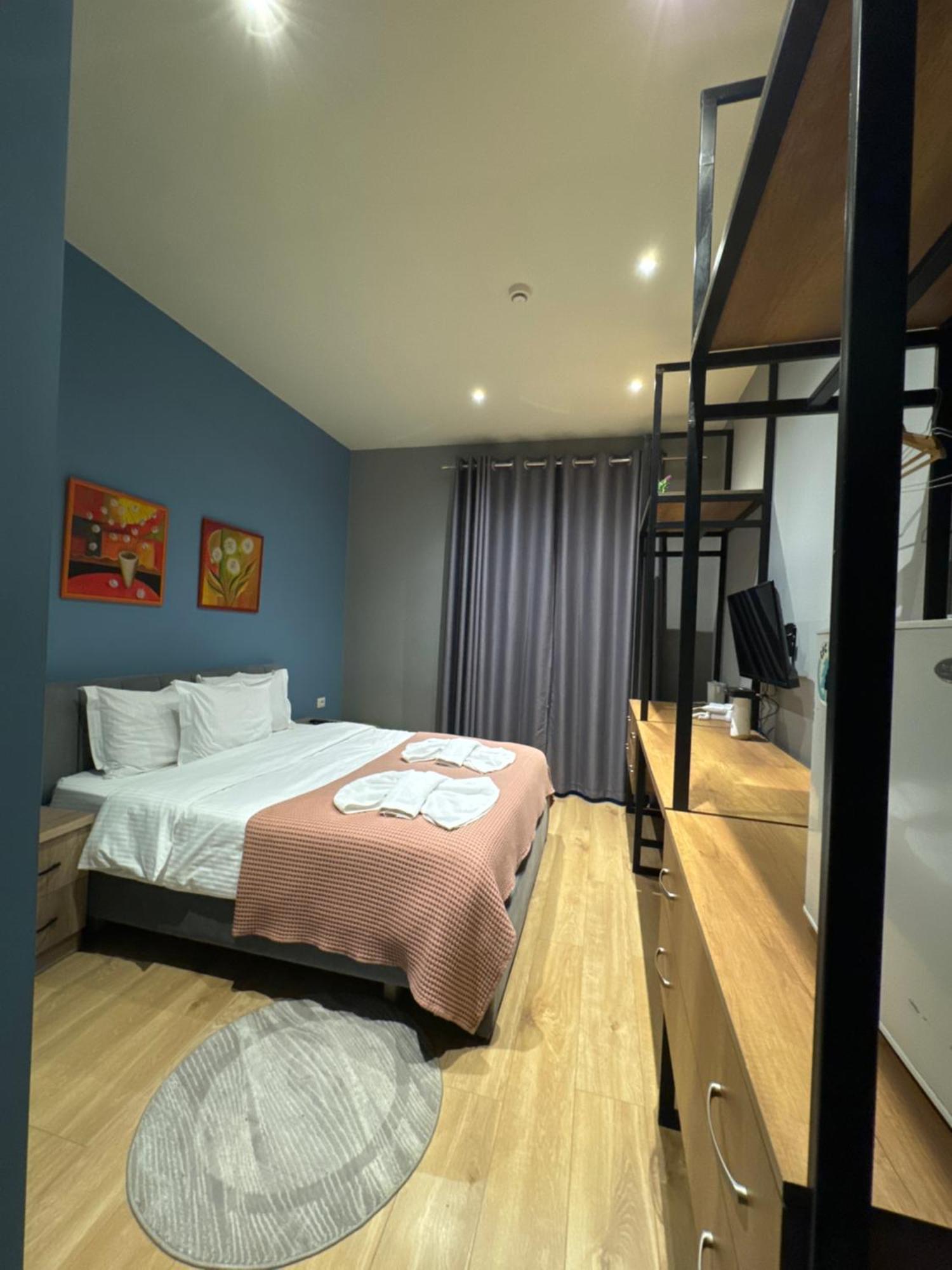 Hotel Tirona ติรานา ภายนอก รูปภาพ